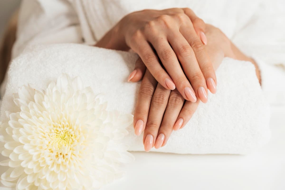 Ontspannende manicure behandeling met bloemen