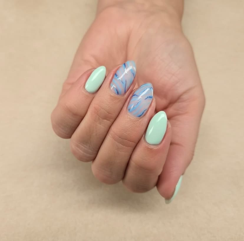 Groene en blauwe nagels met wave design